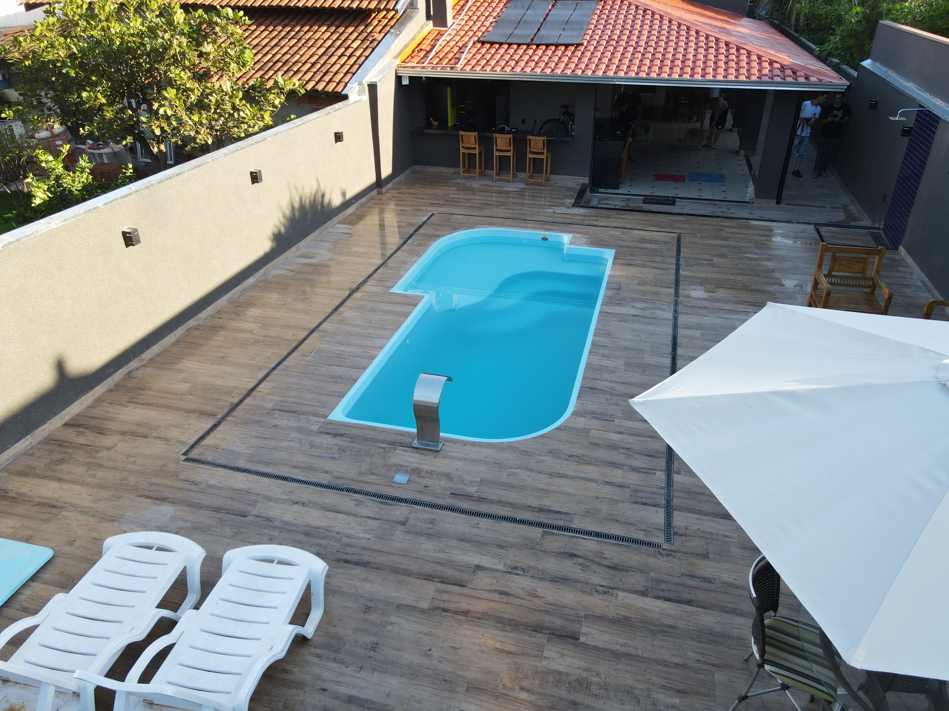 Piscina instalada em quintal gourmet vista de cima