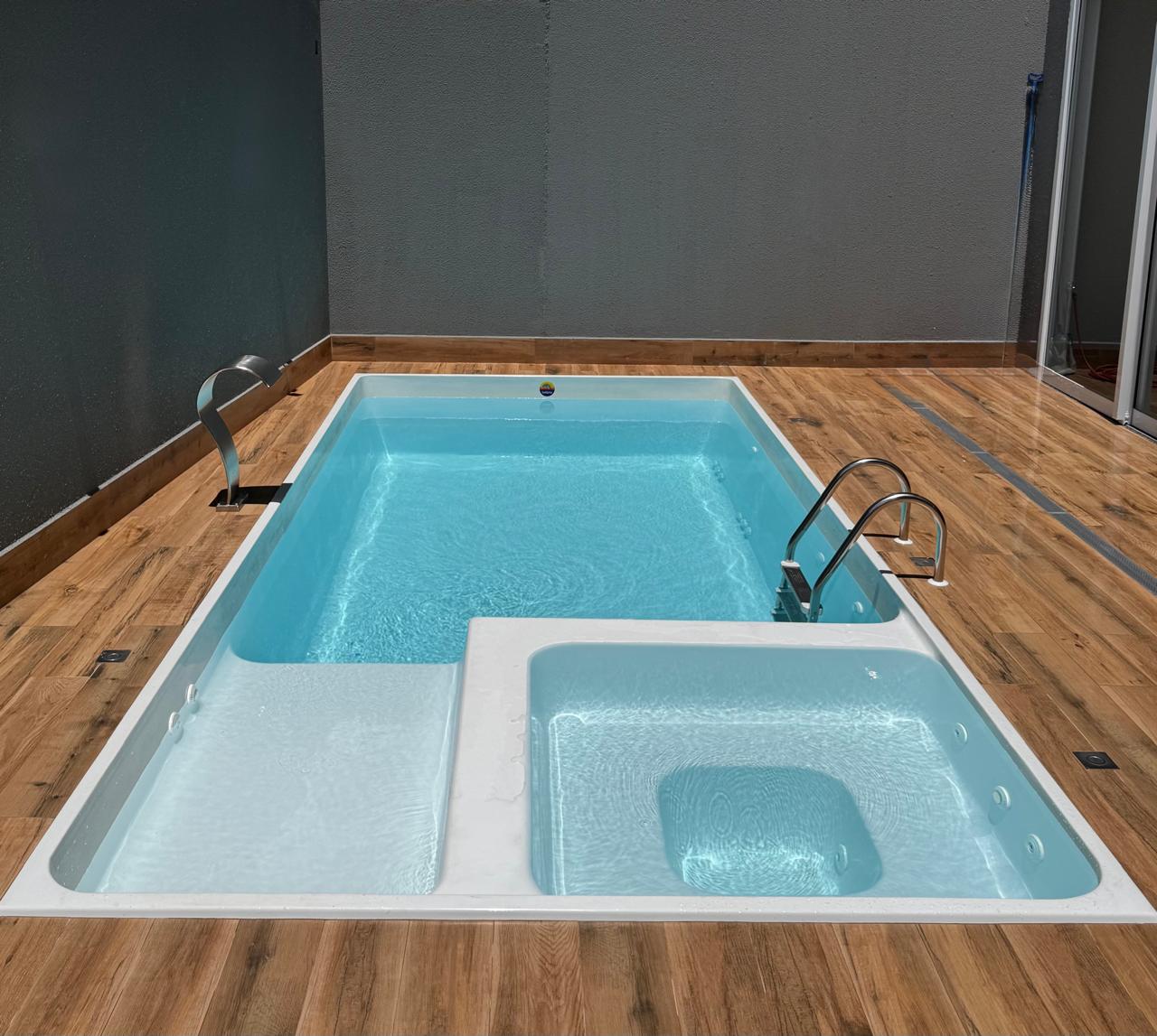 Piscina com spa integrado e escada lateral